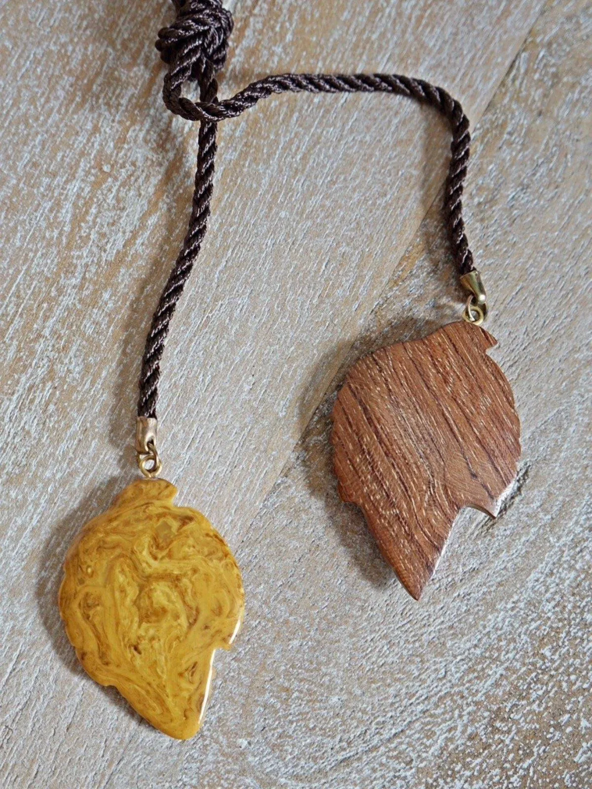 Carved Leaves Lariat Necklace