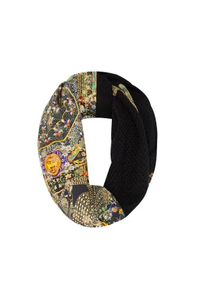 DOUBLE SIDED SCARF BEHIND CLOSED DOORS