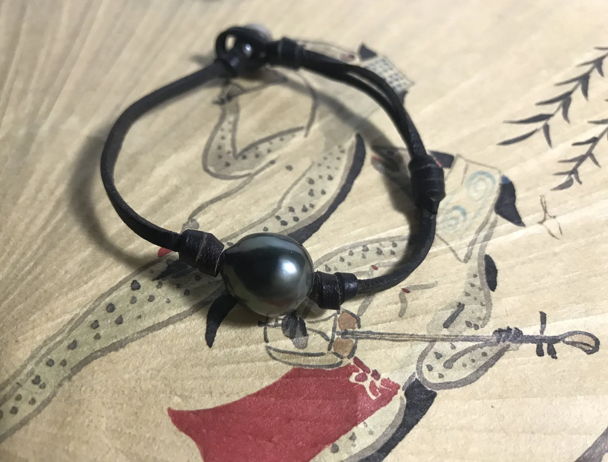 Grosse Perle de Tahiti baroque sur un cuir australien marron, bracelet masculin et raffiné
