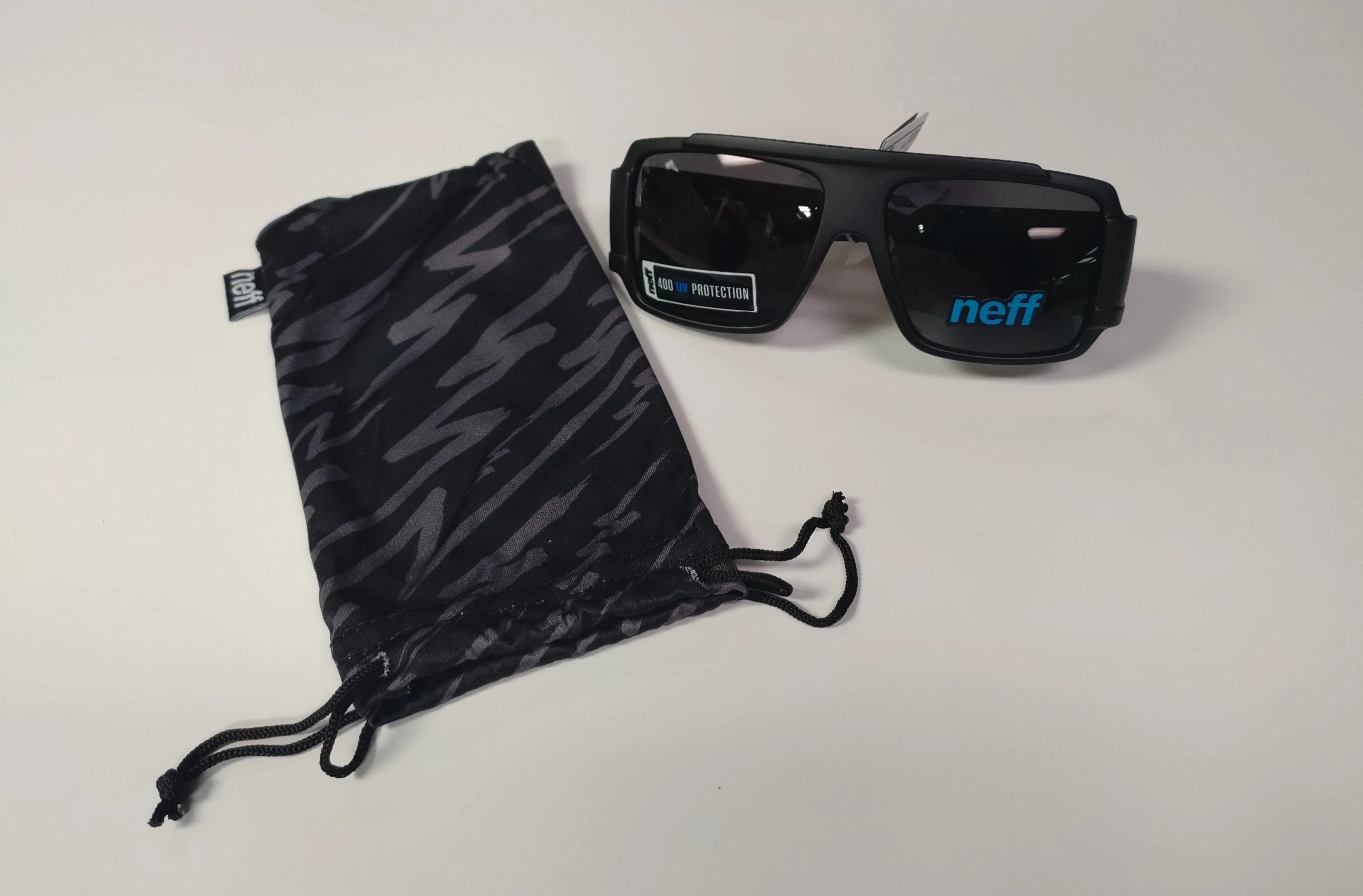 NEW Neff Banks Black Sunglasses   pouch Msrp$20